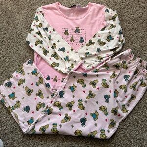 Bees & Eyes Women’s Two Piece PJ Set w Bears & Bunnies Long Sleeves 

Size L